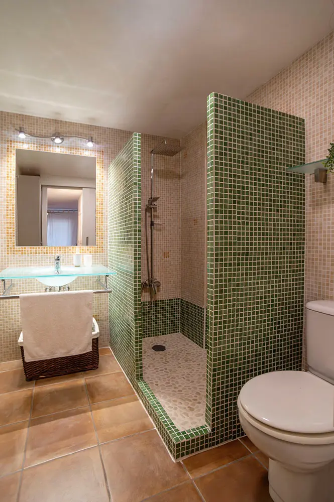 Baño principal completo con ducha — alquiler vacacional Puerto de Jávea