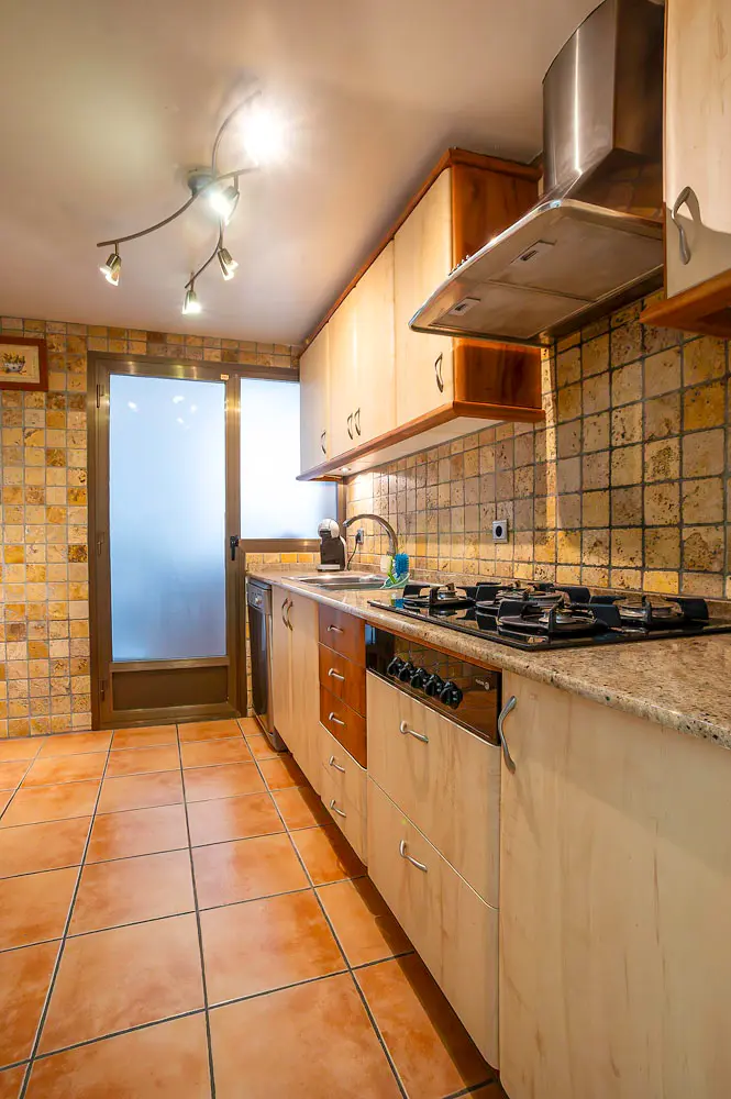 Cocina totalmente equipada con lavavajillas, horno y microondas — apartamento Xàbia
