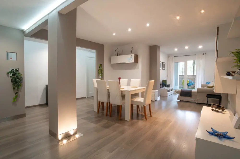 Salón comedor luminoso del apartamento vacacional en Jávea — Estancia Mar y Montaña
