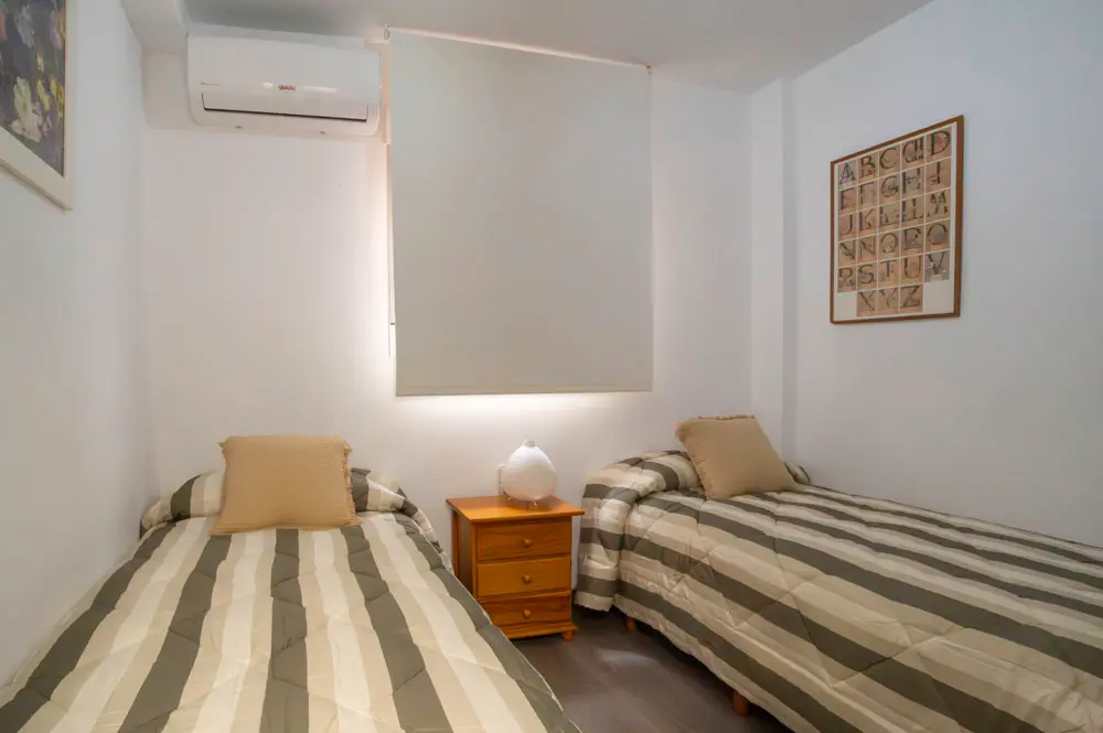 Segunda habitación con dos camas individuales — apartamento familiar en Jávea