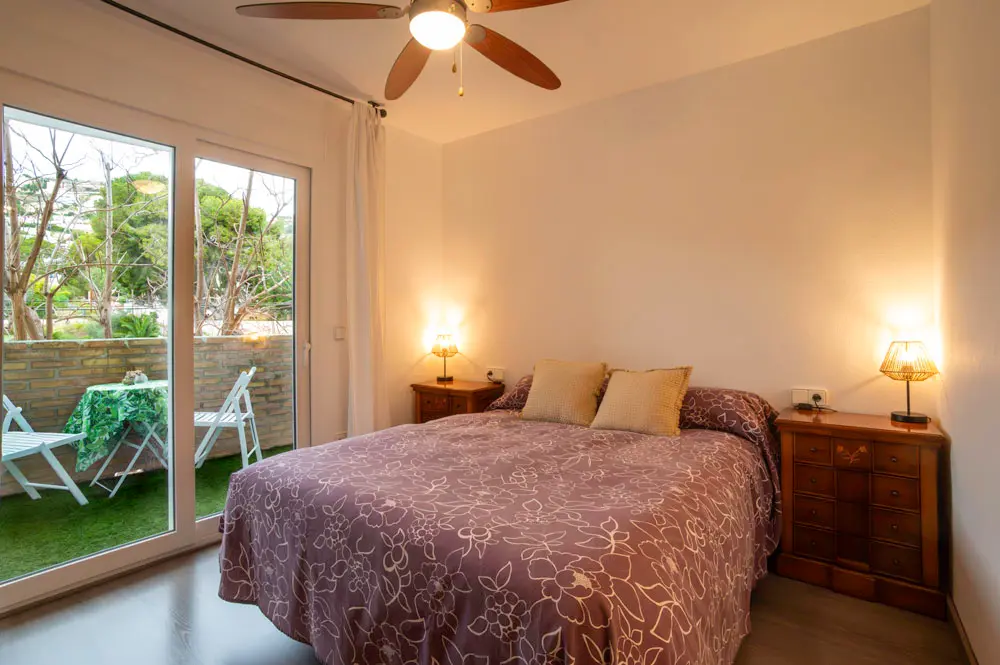 Habitación principal con cama de matrimonio y acceso a terraza — apartamento Jávea
